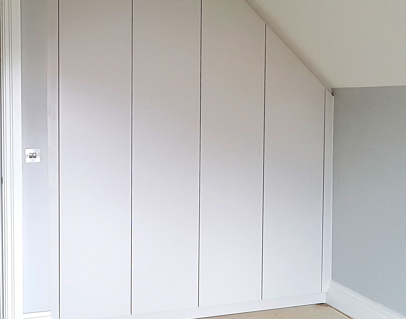 Sloping-ceiling fitted wardrobe